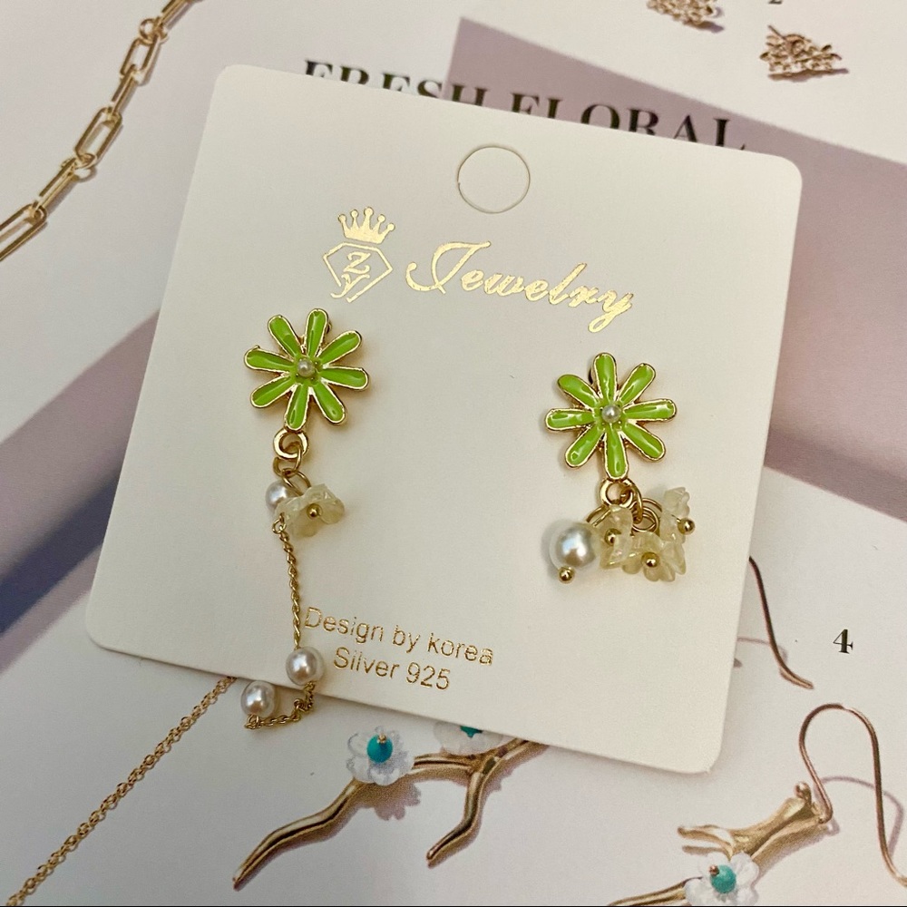 Unsymmentric Women Flower Earrings